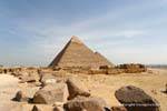 Kalksteinblöcken und Pyramiden in einer Reihe, Giza, Ägypten.