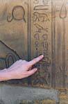 Finger auf den Hieroglyphen, Tempel von Edfu, Ägypten.