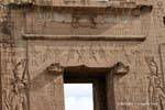 Über dem Portal des Vorplatzes mit Horus dargestellt als eine geflügelte Sonnen Tempels von Edfu, Ägypten.