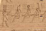 Pharao Ptolemaios XII Opfergaben an Götter, Pylon von Edfu, Ägypten.