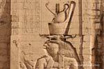 Horus Kopf auf den monumentalen Turm geschnitzt, Tempel von Edfu, Ägypten.