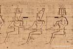 Darstellungen von Gottheiten sitzt Seite der Pylon, Edfu Tempel, Ägypten.