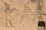 Mit den Pharao Ptolemaios XII zu den Göttern, links der Turm, Plaza Tempel, Edfu, Ägypten.