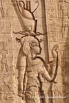 Skulptur der Göttin Hathor, die Frau des Horus, rechts von der Zugangstür zum Tempel, Edfu, Ägypten.