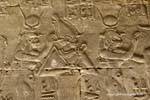 Pharao und seine Attribute. Es wird von Darstellungen von Hathor Tempel von Edfu umgeben, Ägypten.