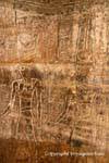 Reliefs an der Wand des Heiligen der Heiligen, des Tempels von Edfu, Ägypten.