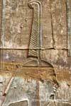 Detail eines Reliefs, die den Kopfschmuck des Pharaos, der Tempel von Edfu, Ägypten.