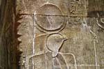 Horus, der Sohn von Osiris und Isis, das Tragen der Mond und Sonne, Flachrelief, Tempel von Edfu, Ägypten.