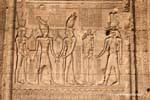 Götter, Göttinnen und Pharaos Hand in Hand, Fassade, Esna Tempel, Ägypten.
