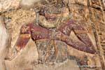 Polychrome Relief Büste auf einer Säule des Säulenhalle, Tempel von Esna, Ägypten.