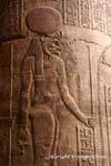 Gott Löwenkopf von der Solarkreis überragt auf einer Säule geprägt, Tempel des Chnum, Esna, Ägypten.