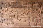 Geschenke zu Gott, Wandskulptur, Tempel des Chnum, Esna, Ägypten.