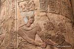 Pharao mit Blumensträußen, gemalt Erleichterung, Esna Tempel, Ägypten.