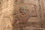 Tempel des Chnum, Flachrelief Spalte erhaltenen Originalfarben, Esna, Ägypten.