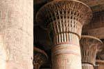 Säulen verziert Lotus und Palmen, Esna Tempel, Ägypten.