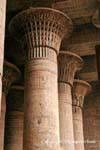 Set Blumensäulen wie Stein Papyrussäulen Hall, Tempel des Chnum, Esna, Ägypten.