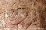 Farbe Pharao machen ein Angebot an den Lauf einer Säule Esna Tempel, Ägypten.