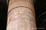 Farbige Hieroglyphen auf polychrome Spalte Khnum Tempel Esna, Ägypten.