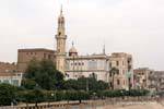 Moschee und Minarett auf dem Nil, Esna, Ägypten.