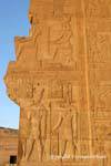 Fragment des Bas-Relief auf einer gebrochenen Wand, Zahlen des Horus und Sobek Tempel von Kom Ombo, Ägypten.