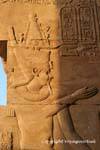 Pharao Ptolemaios VI mit Nemes und falschen Bart, Tempel von Kom Ombo, Ägypten.