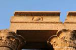 Geflügelte Sonnenscheibe auf dem Sims des Saals, der Tempel von Kom Ombo, Ägypten.