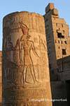 Horus und TasetNofret, Farbe Flachreliefs auf einem abgeschnitten Spalte Tempel von Kom Ombo, Ägypten.