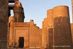 Tür zwischen den Teilen der Doppeltempel des Gottes Sobek und Haroeris, Kom Ombo Tempel gewidmet, Ägypten.