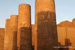 Polychrome Spalten der Eingangspylon, Abendlicht, Tempel von Kom Ombo, Ägypten.