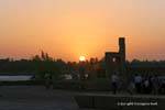 Sonnenuntergang hinter den Ruinen Mammisi, Tempel von Kom Ombo, Ägypten.