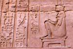 Medizinische Abhandlung in Hieroglyphen und Gebärende Isis-Tempel von Kom Ombo, Ägypten.