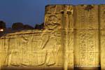 Detail des Reliefs, Nachtbeleuchtung, Tempel von Kom Ombo, Ägypten.