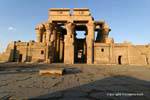 Blick von der Great Court des Äußeren des Pronaos, Tempel von Kom Ombo, Ägypten.
