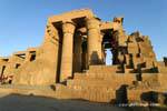 Fresken und Spalten auf der einen Seite, den Tempel von Kom Ombo, Ägypten.