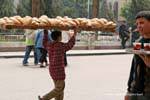Kairo, Holzplatte auf dem Kopf des Trägers von Brot, Ägypten.