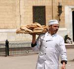 Der Bäcker und das typische Fladenbrot, Kairo, Ägypten.