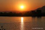 Sonnenuntergang auf dem Nil gegenüber dem Tal der Könige, Luxor, Ägypten.