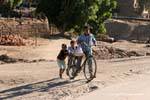 Drei Kinder mit dem Fahrrad, Luxor, Ägypten.