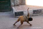 Junge Akrobat auf der Straße, Luxor, Ägypten.