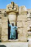 Pharao kopflose Statue und hält Schnurrbart, Karnak-Tempel, Ägypten.