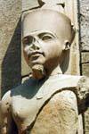 Statue des Amun im Angesicht des Tutanchamun, Karnak-Tempel, Ägypten.