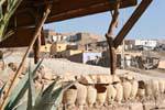 Weg mit gebrochenen Keramik, Qurna ausgekleidet, Ägypten.