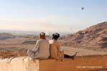 Meditation vor der Landschaft und die Überreste des Tempels von Mentuhotep II, Deir el-Bahari, Ägypten.