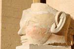 Gebrochene Kopf im Profil, Skulptur der Tempel der Hatschepsut, Ägypten.