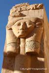 Ohren Hathor Darstellung der Kuh auf einem kannelierte Säule, Tempel der Hatschepsut, Ägypten.