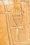 Hand, die das Kreuz des Lebens (Ankh oder Anch oder Kreuz), Erleichterung, Tempel der Hatschepsut, Ägypten.