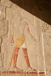 Anubis war mit dem Zepter (links) und dem Ankh (rechts), Hatschepsut-Tempel, Ägypten.