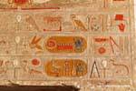 Patronen und Hieroglyphen gemalt Tempel der Hatschepsut, Ägypten.