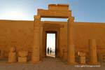 Tür in rosa Granit, Amon die herrlichen Denkmäler genannt, Blick von innen den Hof hinter dem dritten Rahmen, Hatschepsut-Tempel, Ägypten.