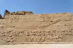Heiliges Schiff in Flachrelief, Tempel von Karnak, Ägypten.